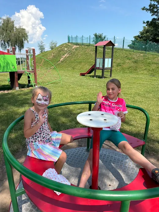Dzieci na karuzeli podczas pikniku klubowego