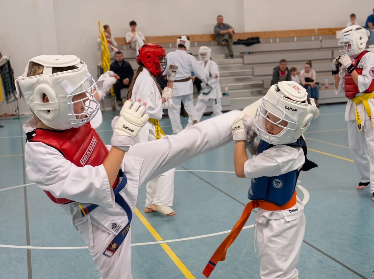 Walka kumite w kaskach i ochraniaczach podczas egzaminu klubowego