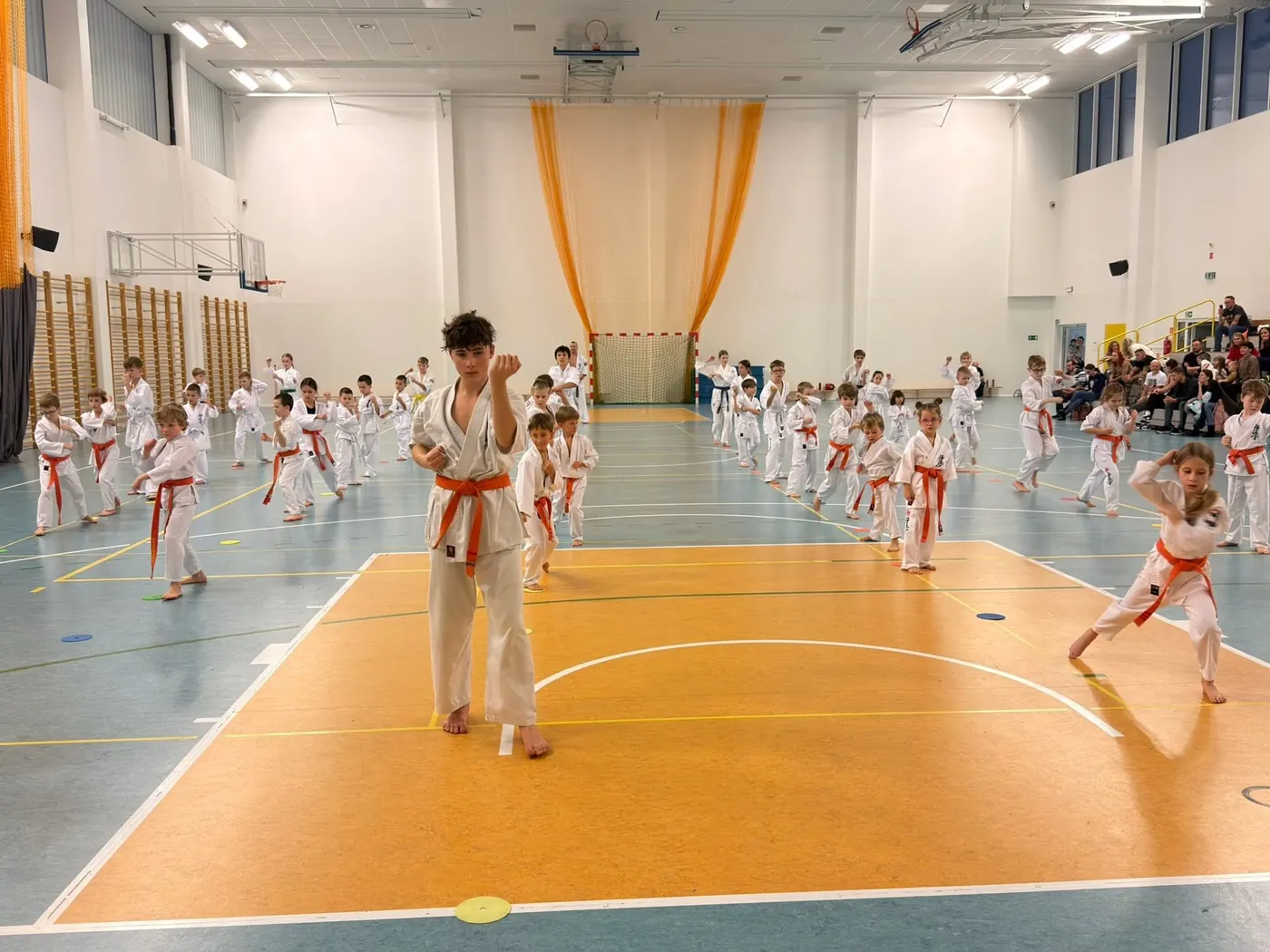 Trening karate Kyokushin na hali w Tyńcu Małym, kilkadziesiąt dzieci w karate gi