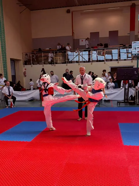 Walka kumite na czerwonej macie