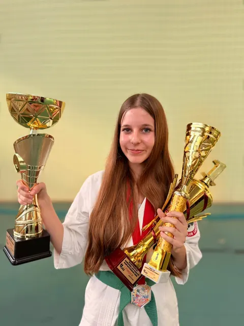 Zawodniczka z pucharem i medalem