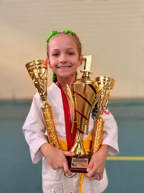 Zawodniczka z pucharami po finale ligi