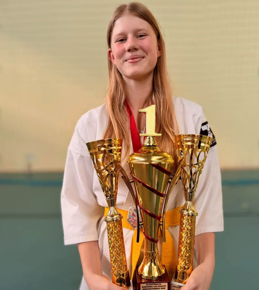 Zawodniczka klubu z pucharem po turnieju karate